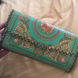 Intricate design wallet